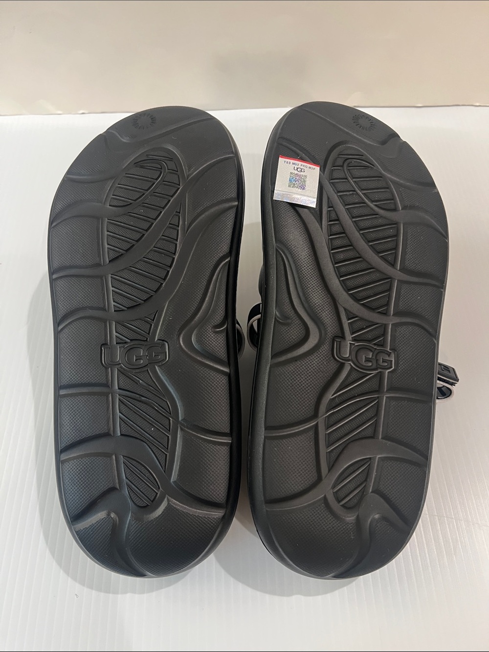 New UGG Women’s Black Slide Sandals with Logo Heel Strap in Size 10 - Picture 5 of 5